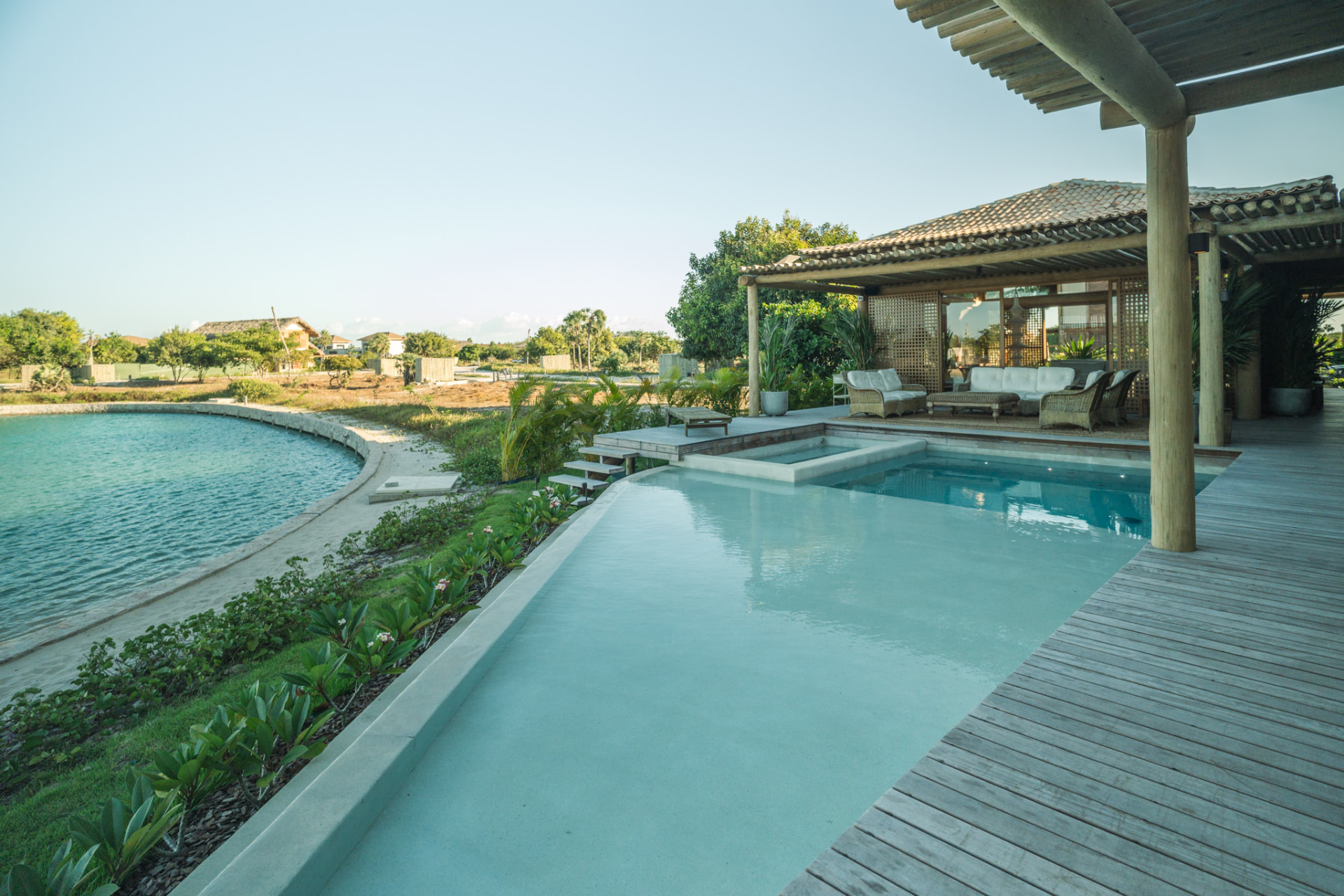 Piscina privativa à beira da lagoa